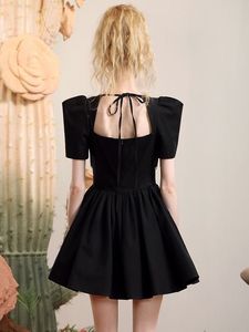 新款高货糖力法式赫本风礼服小黑裙气质简约洋气珠链收腰显瘦连衣