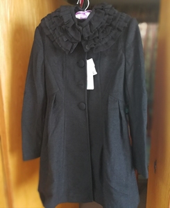 全新三彩毛呢大衣，黑色L码，带装饰领，可拆卸，长85cm，胸