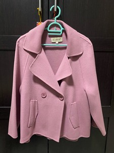 梦燕购入的，粉色短款双面呢大衣