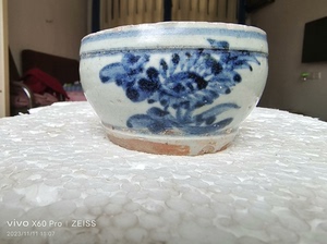 清代，青花麻墩一个，有点小飞皮，其余完好，品相如图，包老包真