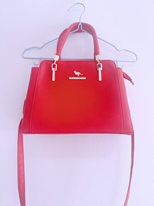 红色真皮包包可手提可斜挎  只用过一次收钱.