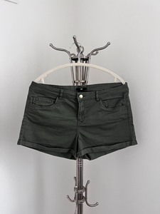 HM军绿色牛仔短裤（X-9），尺码42，8.5成新，二手衣物