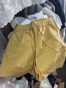 优衣库的黄色小短裤 穿过一次 码数165的