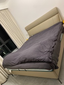 出斯堪的纳维亚风格的床，床头板为皮质材质，颜色为米色，款式为