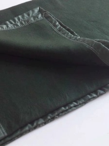 绿色毛毯，尺寸1.5米×2米，约四斤重。