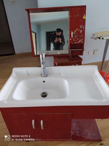 二手卫生间台盆柜一套，含龙头，镜子，已经拆下来。适合出租房用
