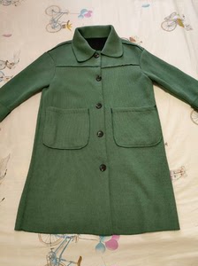 女士春秋款绿色长款风衣大衣，面料柔软，有垂感，轻薄保暖，适合