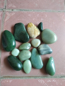 出去玩河里捡回来的石头。让人看了看都是玉石，有两块是唐河玉。