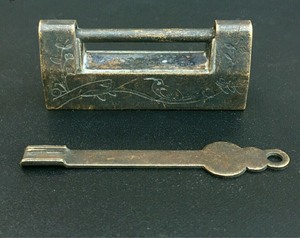从老家奶奶一个不用的箱子上拿下来的清代老铜锁纯铜老式挂锁古代