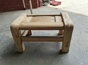 原生原态，自己制做的手工板凳，高17.5cm,长30cm，宽