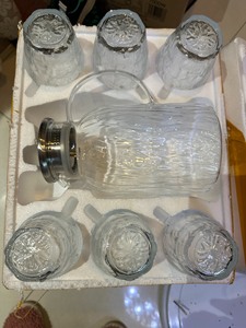 家里的冰川凉水壶7件套全新的哦。玻璃的，很漂亮，可以用来放开