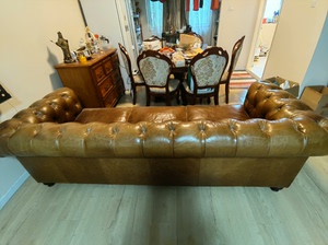 纯纯的欧式北美家具，纯实木的，都是在百川买的，去外地，不方便