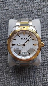 时度DOXA男款D112T系列自动机械腕表。瑞士品牌时度，简