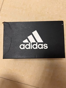 adidas 足球鞋，香港专卖店买回来的，买小了，便宜转给有