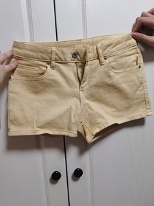 优衣库全棉牛仔短裤 实物淡黄色 很夏天的颜色