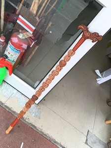 红木雕刻搭配文玩核桃龙头拐杖，杖头是缅甸花梨木立体雕刻龙头，