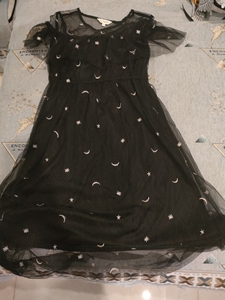 拉夏贝尔旗下拉贝缇的黑色网纱连衣裙，上面的星星和月亮是刺绣，