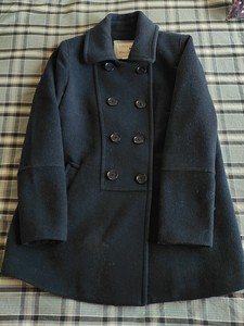 羊毛呢子双排扣大衣，颜色藏青色。品牌“婉甸”。先声明：衣服没