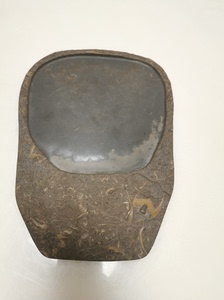 燕子石砚台。燕子石又名蝙蝠石，学名三叶虫化石。它生成于古生代