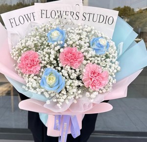 出款包含粉色康乃馨、天蓝色玫瑰和满天星的花束，单支花材约3支