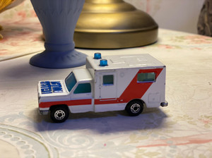 matchbox火柴盒救护车 车轮滑行正常，救护车后门全，成
