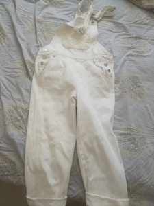 点点家的背带裤+雪纺上衣（有吊带）+白色衬衣