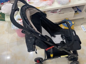 悠米特婴儿推车0到三岁都可以用。可坐可躺，轻便好收纳。一键收