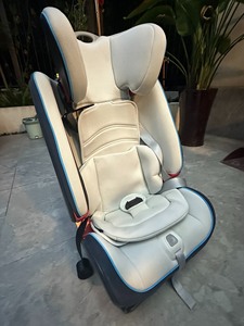 出原装宝马宝宝汽车座椅，适合9个月-12岁儿童使用。座椅采用