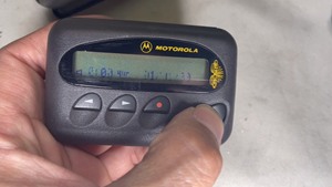 摩托罗拉汉字传呼机，能开机，有一个显示字不全，二手物品售出不