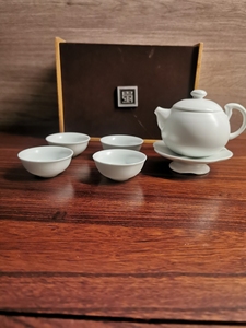 巴蜀一品茶具，素色莲花底座。一个茶壶四个茶杯。功夫茶具。上作