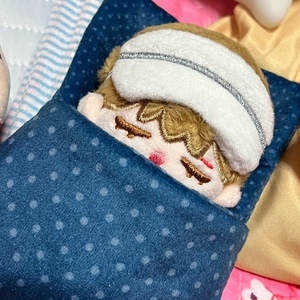 防弹少年团金泰亨V睡眠小哼娃娃。含睡袋、睡衣、眼罩。忘记是哪