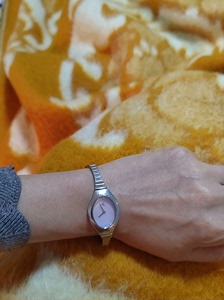女士ck手表正品，表盘是贝母的，随光线会呈现贝壳颜色，商场专