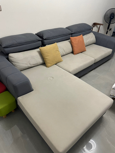沙发是在星港家居实体店买的，购入价格4500，颜色如图，八成