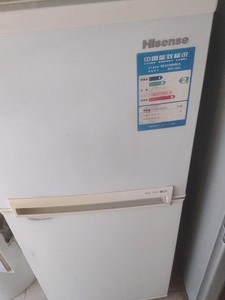 出海信品牌的冷藏冷冻小冰箱，白色外观，双门设计，容量适宜，适