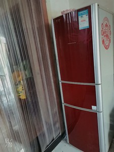出海信品牌的三门冰箱，颜色为红色，款式为对开门冰箱，拥有节能