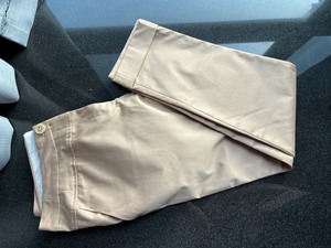 杏色女式长裤，面料非常细腻光滑，L号可穿至130斤
