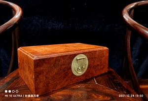 收集鬼脸的盒子，缅甸草花梨鬼脸首饰盒“罗汉伏虎”。因病变形成
