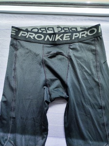 耐克Nikepro的一条男大童裤，瑕疵在后面，打底完全没问题