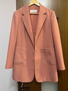 卡迪黛尔专柜正品全新带吊牌42码明媚靓丽经典粉色西装长外套，