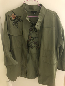 拉夏贝尔7M军绿色七分袖外套，刺绣做工非常细致，九成新，喜欢