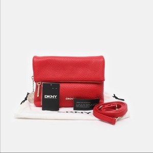 DKNY 红色牛皮斜挎包