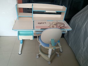儿童学习桌椅一套，书桌椅一套。深圳昊童品牌。桌和椅都可以升降