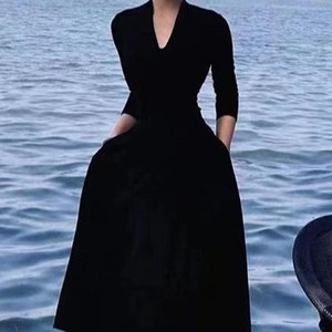 赫本风高级感凡尔赛小黑裙2024年秋季新款小香风森女系连衣裙ins