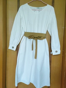 白色纯棉衬衫裙，全新未穿，V领，泡泡袖姜黄色宽腰封腰带，配色