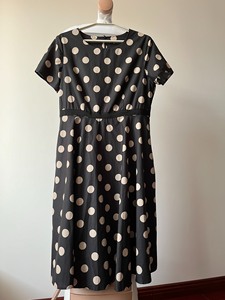 珂莱蒂尔剪标，黑米色波点连衣裙，自带收腰设计，款式简洁大方。