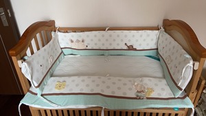小龙哈比婴儿床，还有可优比的床垫床围一起，之前洗干净放好的，