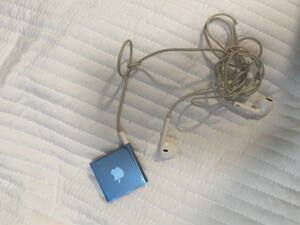 苹果iPod+Shuffle+4代mp3，2G，自用闲置。