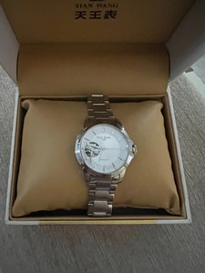 天王手表在本市万达广场线下店买的，没这么带过喜欢的可以问问