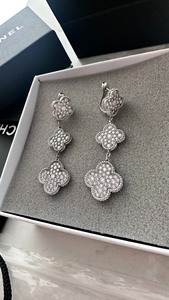 出 Chanel 香奈儿 19系列的白金钻石耳环，款式为三叶