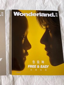 蔡徐坤《Wonderland.》中文版仙镜A封面杂志＋海报